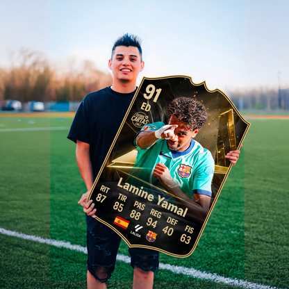 Carta Lamine Yamal TOTW FC27 en una cancha de fútbol