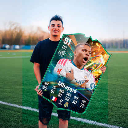 Carta Mbappé Destined for Glory FC27 en una cancha de fútbol