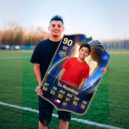Joven con su carta personalizada Team of the Season FC26 en la cancha