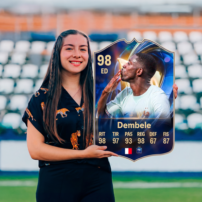 Carta Dembélé TOTS FC26 sostenida en un estadio