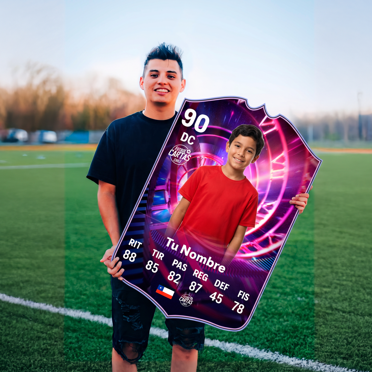Joven con su carta personalizada Time Warp FC26 en la cancha