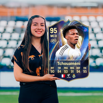 Carta Tchouaméni TOTS FC26 sostenida en un estadio