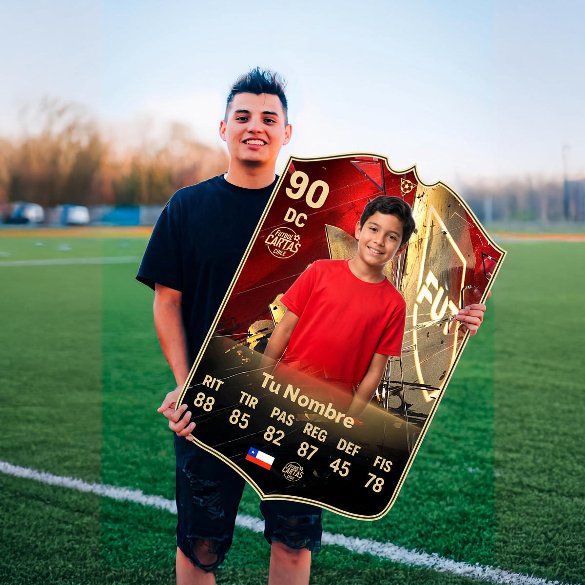 Joven con su carta personalizada Hall of FUT FC27 en la cancha