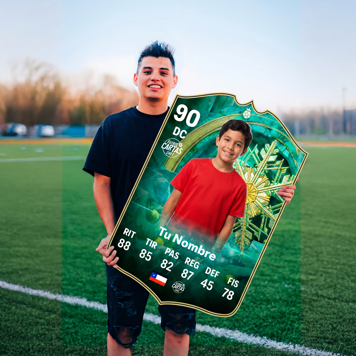 Joven con su carta personalizada Winter Wildcard FC26 en la cancha