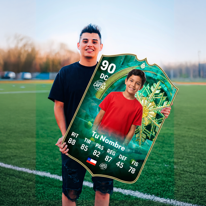 Joven con su carta personalizada Winter Wildcard FC26 en la cancha